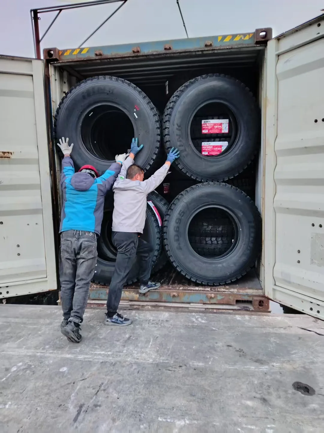 Neumáticos de gran tamaño cargados en contenedor