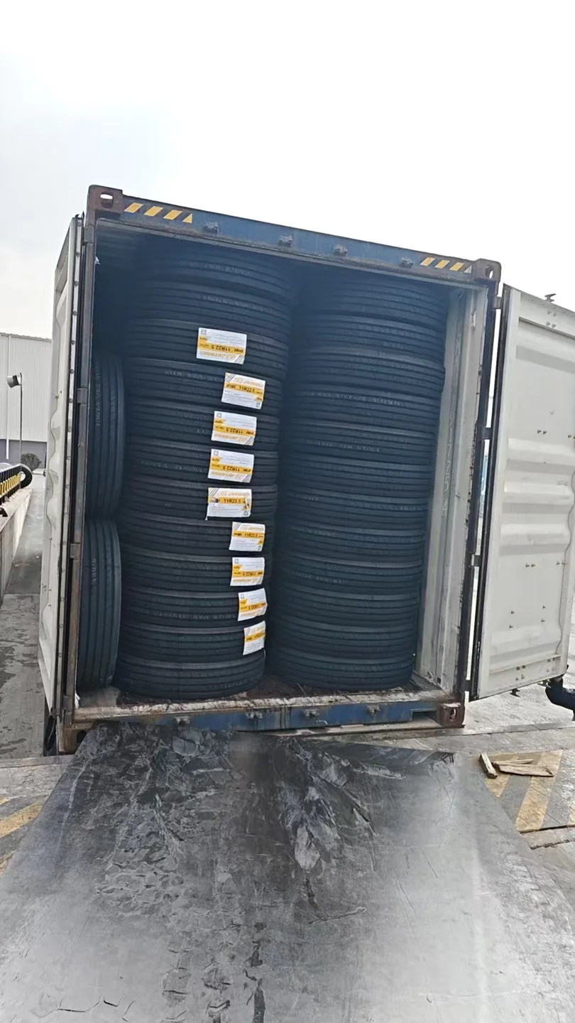 Neumáticos en contenedor para transporte