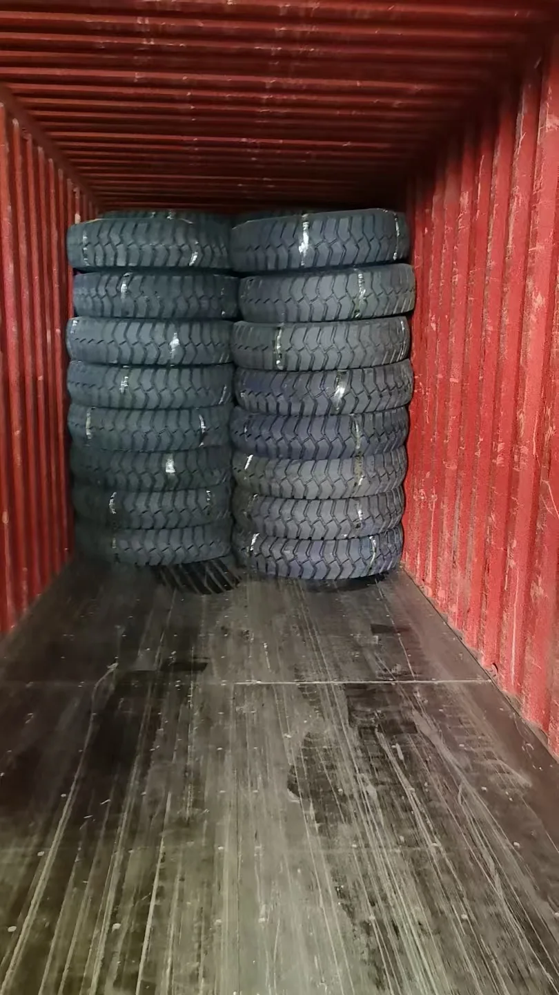 Neumáticos apilados en contenedor rojo
