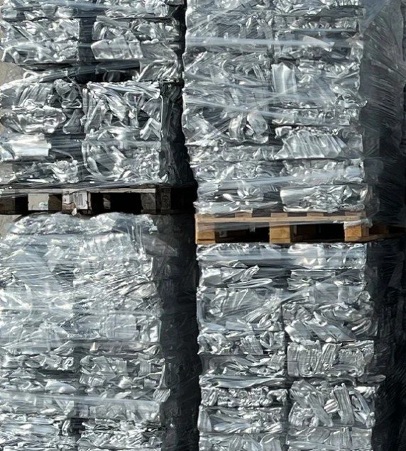 Balas de aluminio apiladas sobre palés