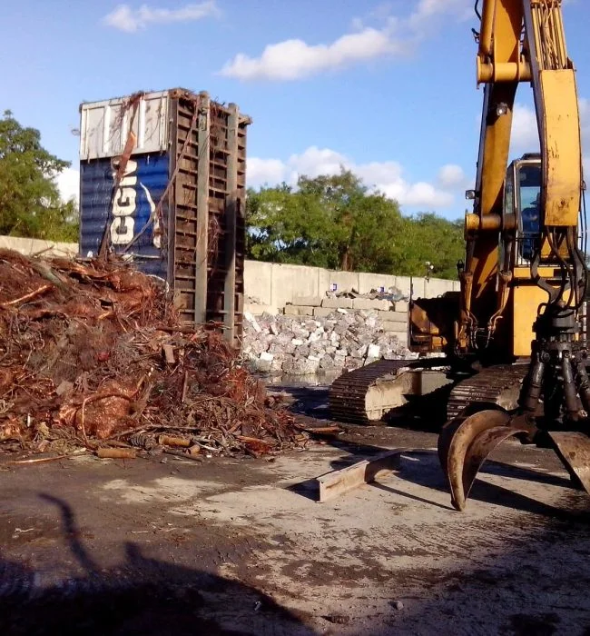 Zona exterior de clasificación y manipulación de metales