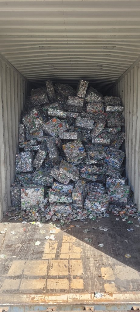 Balas de latas compactadas en un contenedor