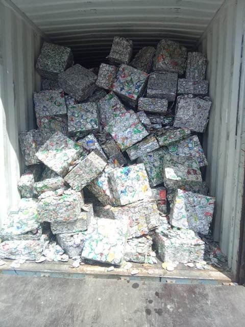 Carga de latas compactadas para transporte